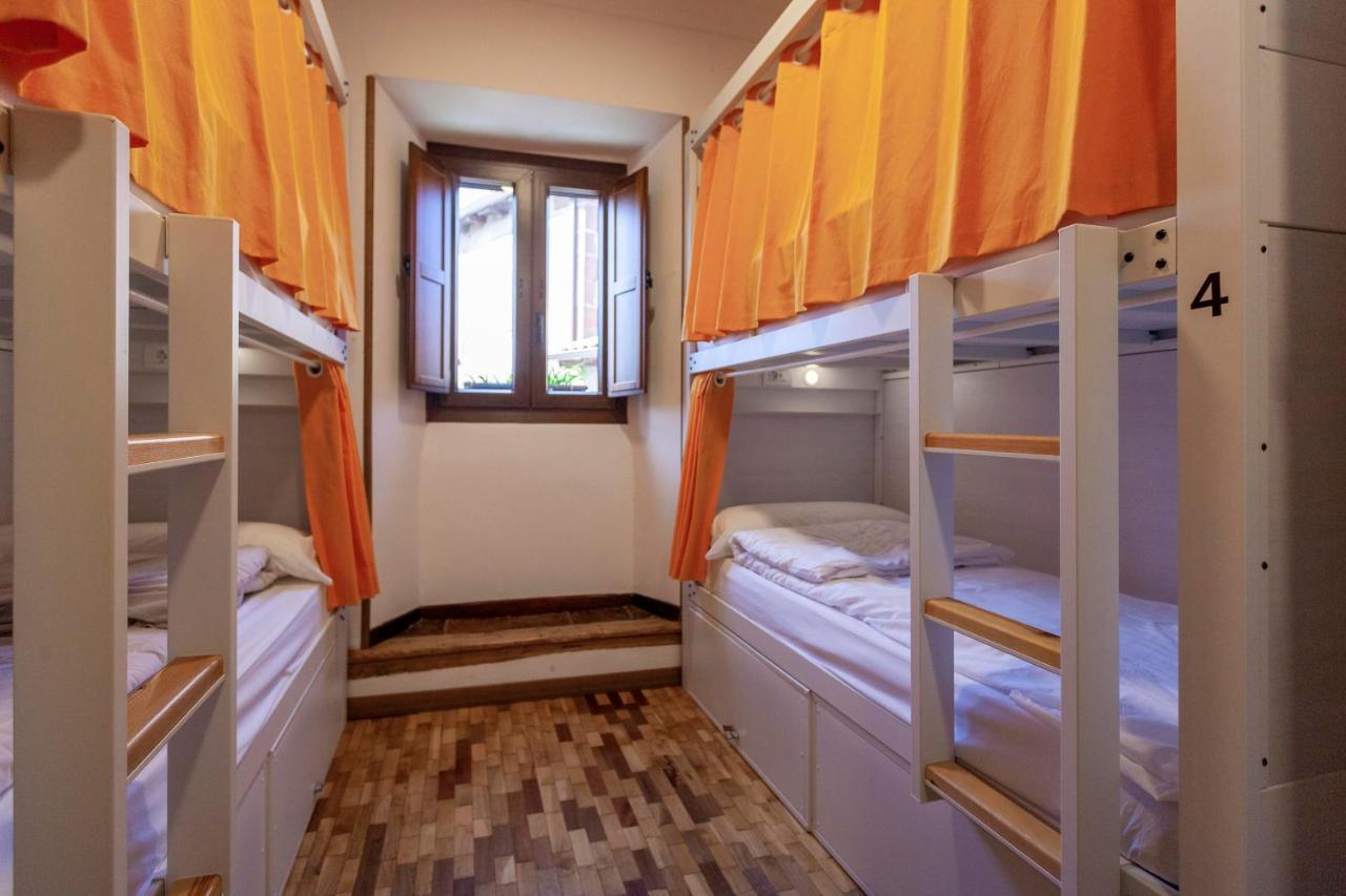 Hostal El De *